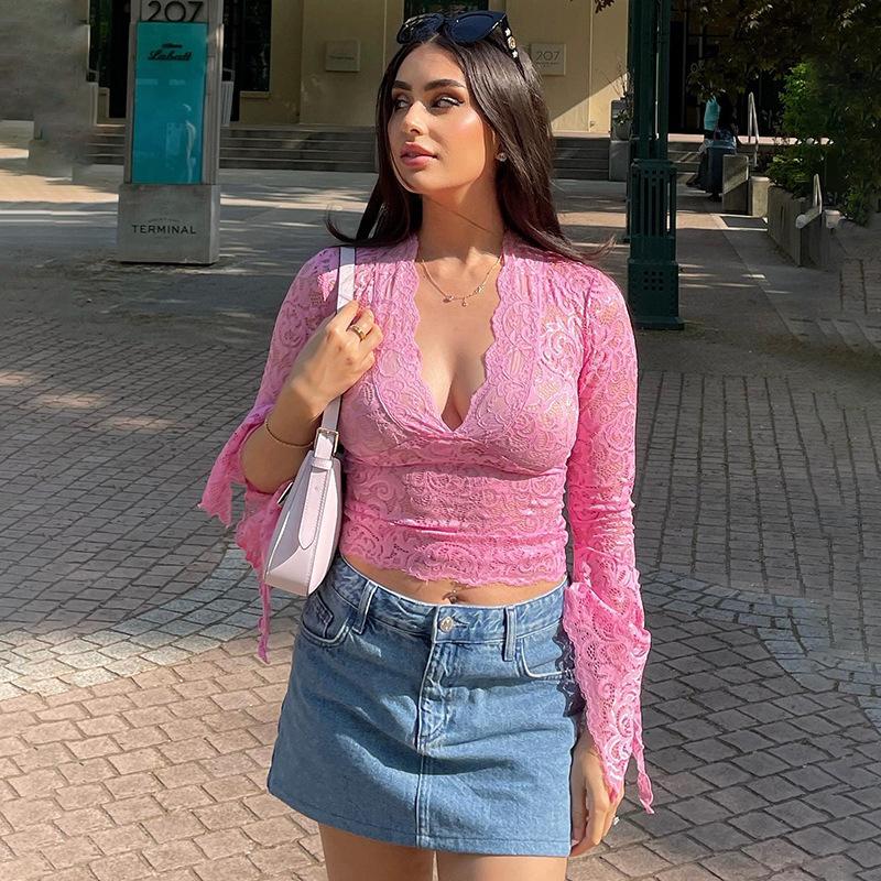 Letnia seksowna, dopasowana koronkowa bluzka z dekoltem w serek i rozszerzanymi rękawami