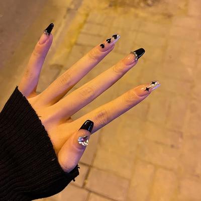 24 Stück Diamant-Liebes-Nagelaufkleber, lange abnehmbare Ballettnägel, glänzende künstliche Nägel, die fertige Nägel tragen