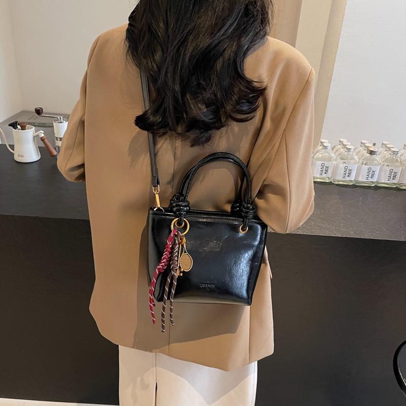 Popular Shoulder Bag Women's Bag Autumn and Winter Versatile 2025 New Wholesale Fashion Messenger Bucket Bag