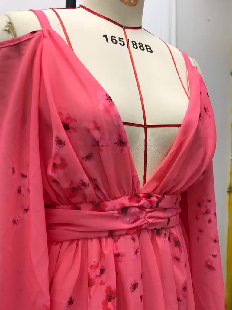 2025 Tief ausgeschnittenes plissiertes Fledermausärmel-Bodenlanges bedrucktes Umstandskleid mit Ober- und Unterfutter