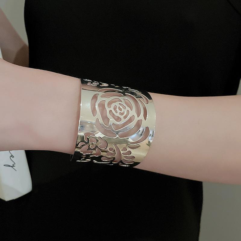 European Cold Style High-End Metal Pleated Bangle: Luxury Women's Temperament Bracelet