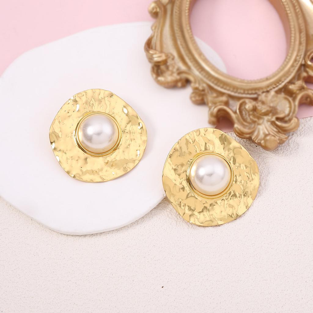 Die runden Ohrstecker mit leichtem Luxus und hochwertiger Sommer-Faux-Perle, geometrischer konkav-konvexer plissierter Textur, sind modisch und vielseitig.