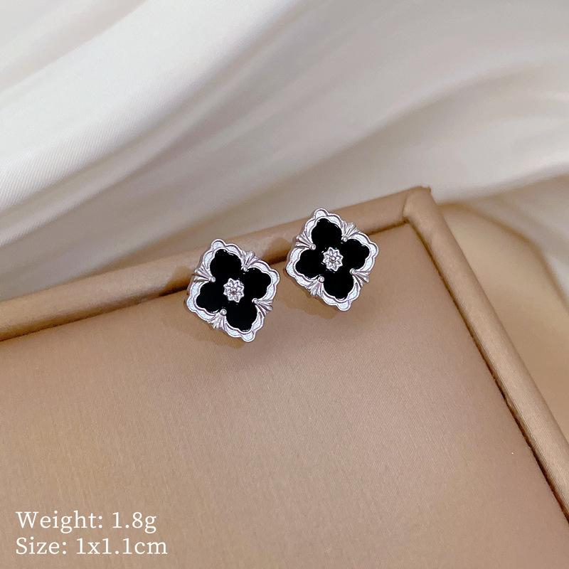 Fritillary Clover Minimalist Stud Earrings Cold Men'S And Women'S Earrings Personality Temperament Banquet Earrings