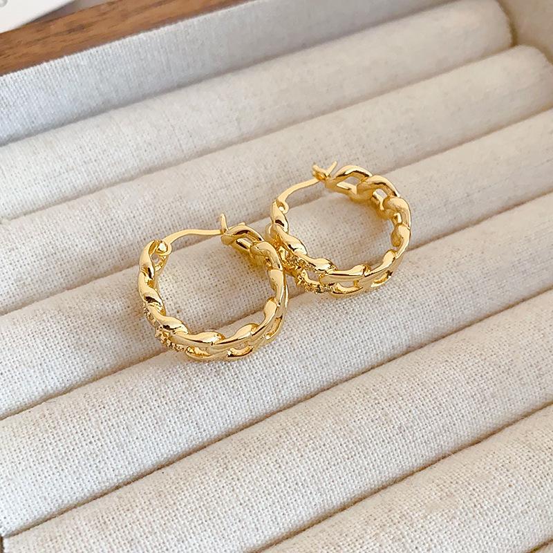 Vergoldete ineinandergreifende runde Ohr-Manschetten - Minimalistische Luxus-Ohrringe