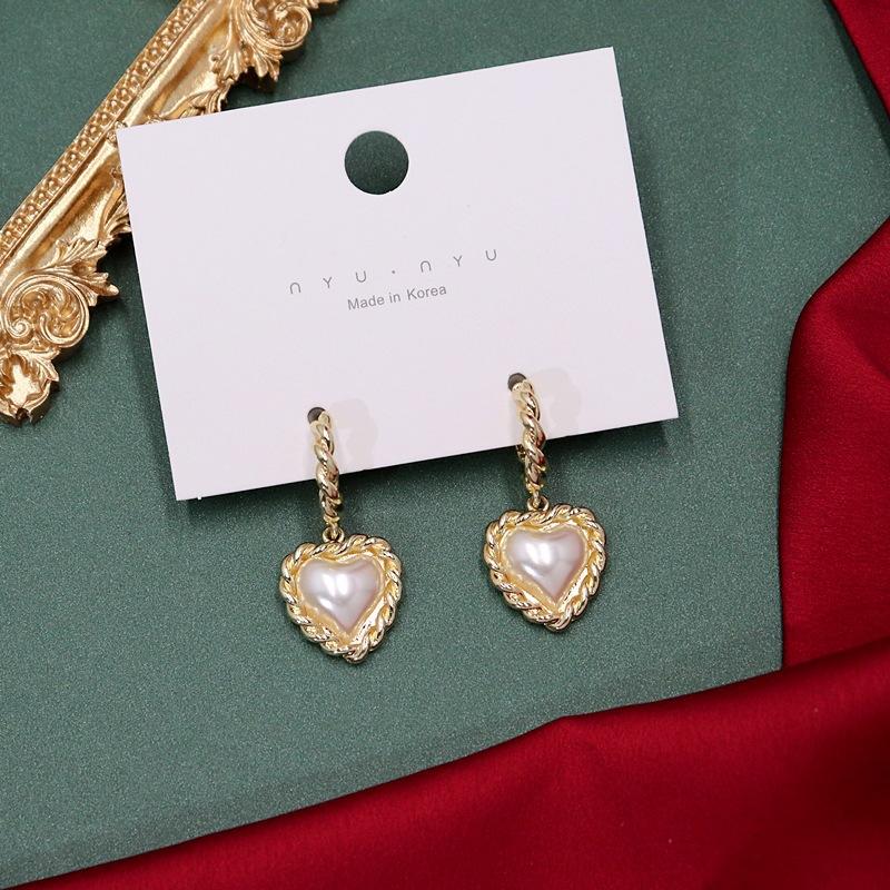 Vintage Geometric Peach Heart Stud Earrings Baroque Pearl Women's Personality French Simple Temperament Earrings Hong Kong Style Earrings