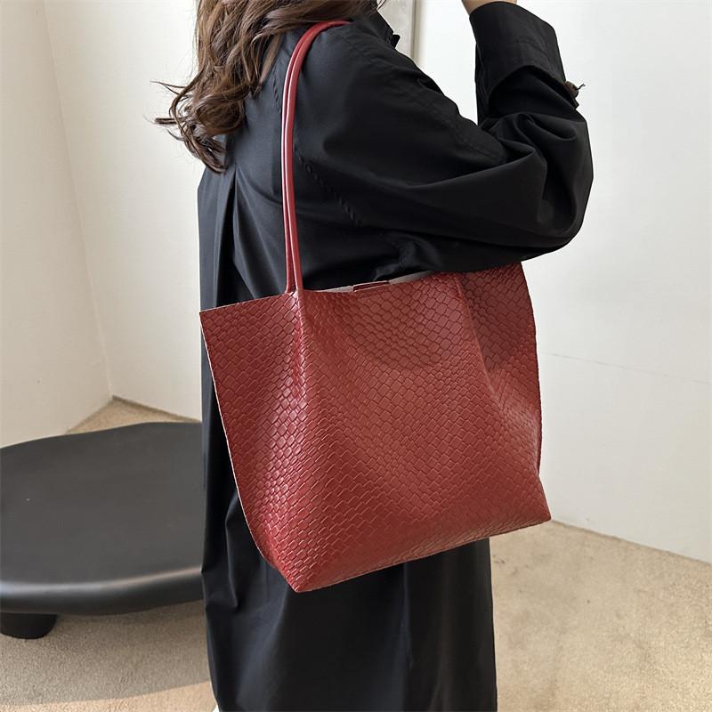 Woven Tote Classic Bags For Women With Comfortable Shoulder Straps For Daily Style