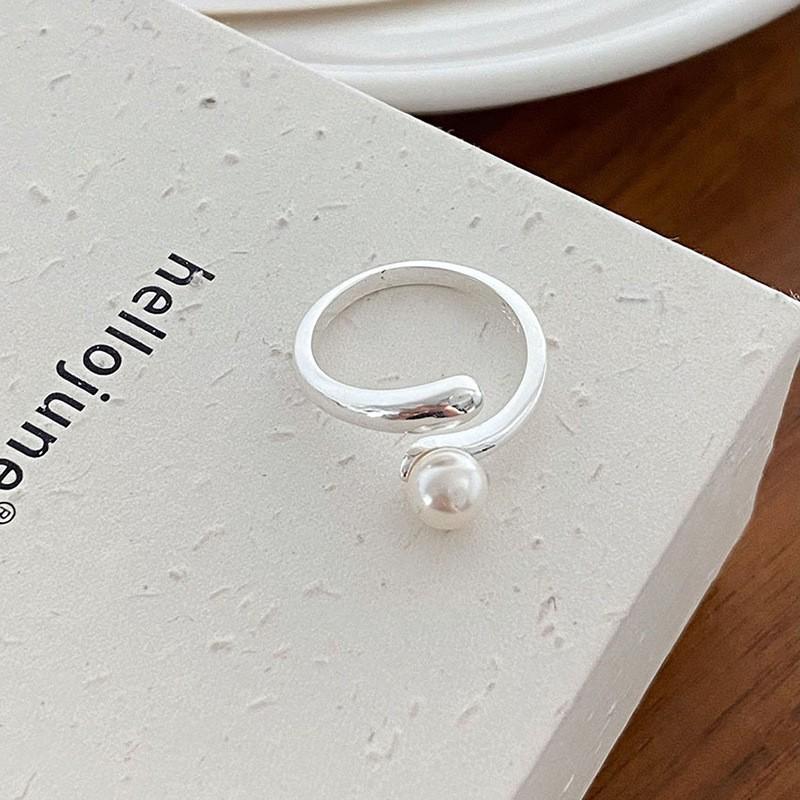 

Modern Pearl Geometric Shell Ring For Women Adjustable And Unique Fashion Statement