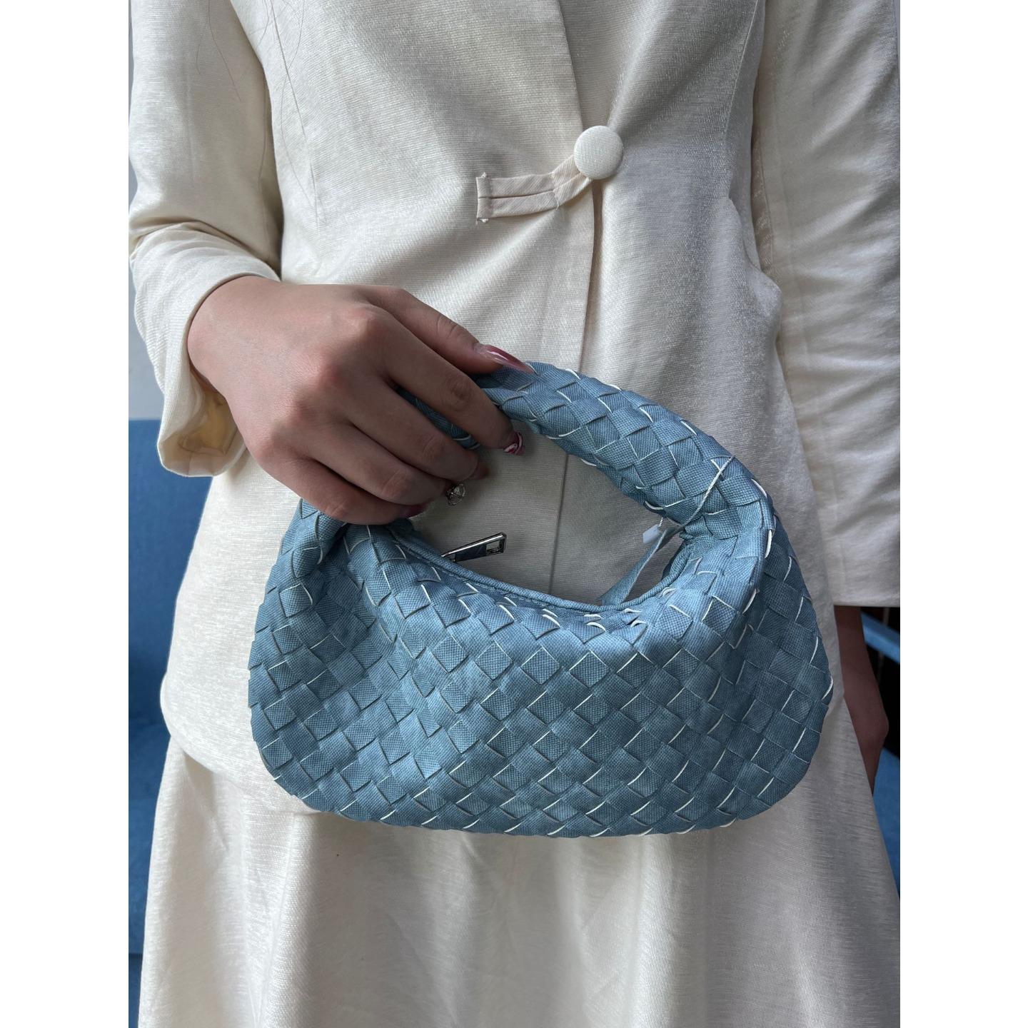 

Cross-border explosive woven bags spot wholesale 2025 new dumpling bags European and American fashion cloud bags women s handbags 28cm джинсовий синього кольору