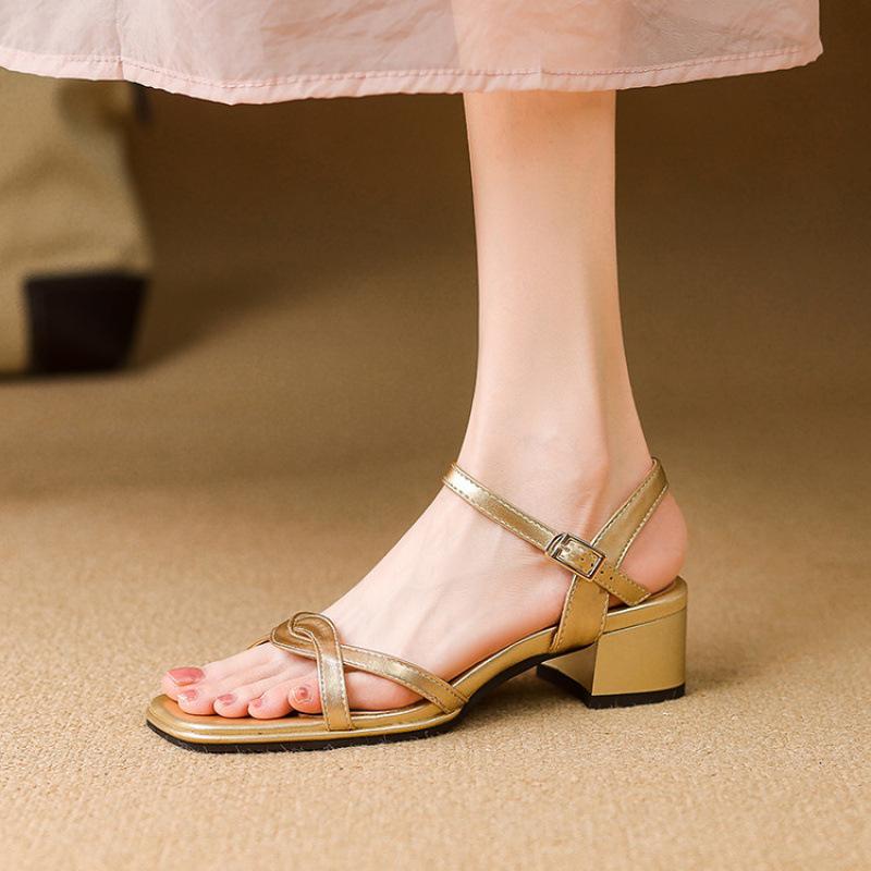 

Летние женские сандалии на среднем каблуке, новые сандалии на квадратном каблуке с ремешком через подъем, повседневные золотые больших и маленьких размеров, женская обувь, резиновая мягкая подошва, квадратный носок 39 серебряный
