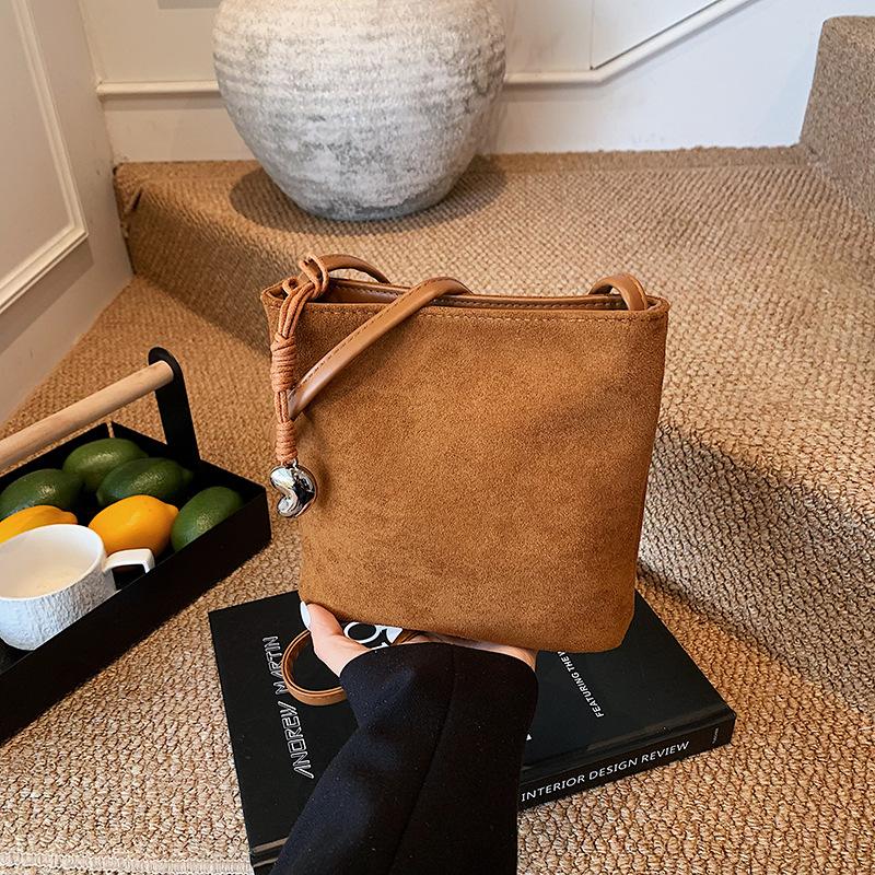 

Новая сумка-ведро из матовой кожи, женская, высококлассный нишевый дизайн, сумка-ведро, ретро замшевая наплечная сумка-мессенджер 19*7*17