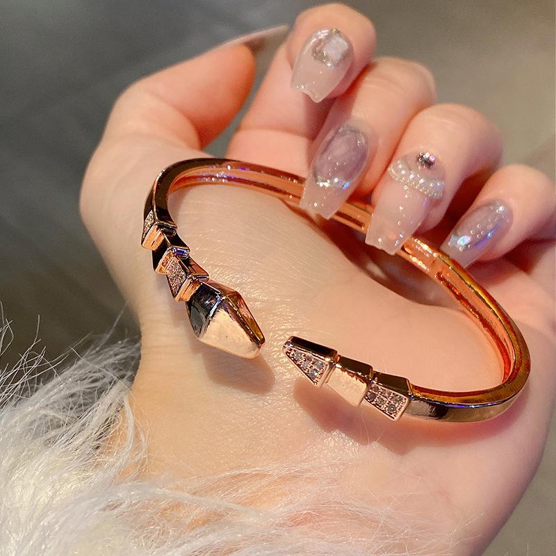 

Новая версия браслета Baojia с ощущением легкой роскоши и высокого класса, подходящая для нишевых и женских универсальных украшений 19CM