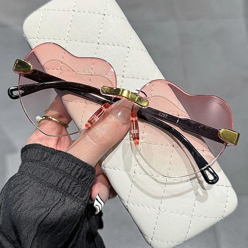 

Новые солнцезащитные очки без оправы Heart Fashion Pc Frame для женщин и мужчин, круглые солнцезащитные очки для женщин и мужчин, градиентные очки для путешествий Oculos MULTI