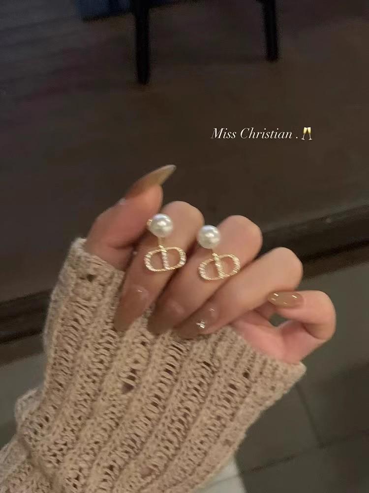 

Элегантные двухсторонние жемчужные серьги с надписью CD - Высококлассные женские пусеты для осени/зимы 2023, Уникальный и стильный дизайн