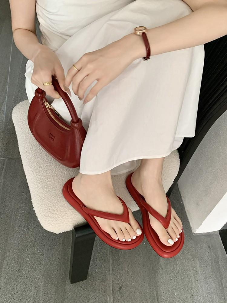 Soft-soled flip-flops women's summer outer wear 2025 flat bottom with skirt thick-soled beach foot splint cool slippers tide