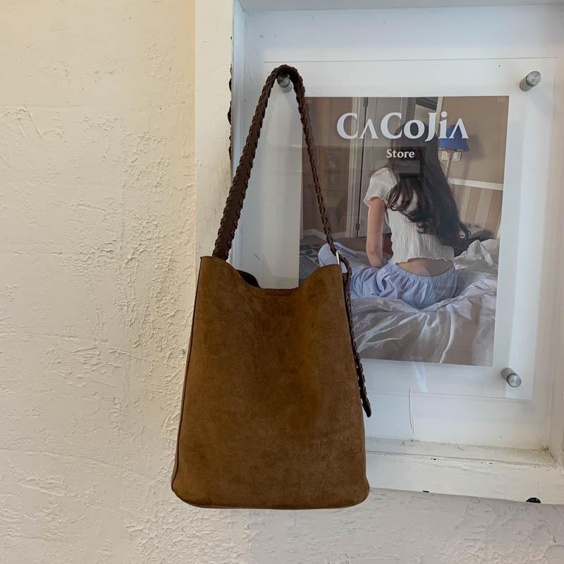 

Korean version of fashion commuter bucket bag women s 2025 autumn new temperament underarm bag foreign style large capacity shoulder bag коричневый