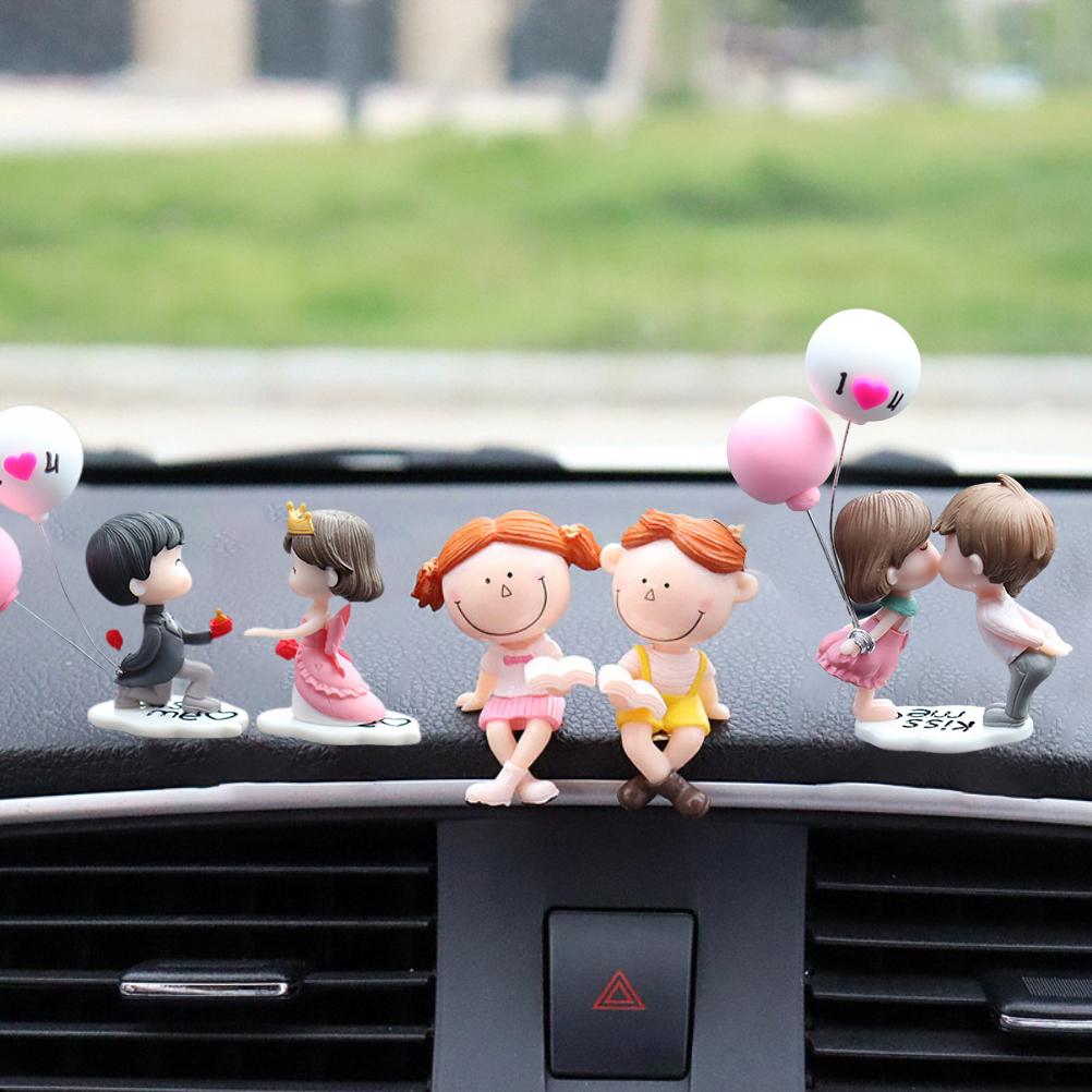 Car Couple Cute Ornaments Resin Couple Doll Car Interior Decoration Couple Figurines with Balloon for Car Dashboard