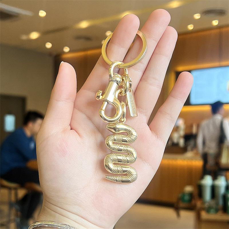 Креативный маленький золотой змеиный брелок Модная подвеска для автомобиля Брелок для автомобиля Подвеска для сумки Универсальные аксессуары для сумки