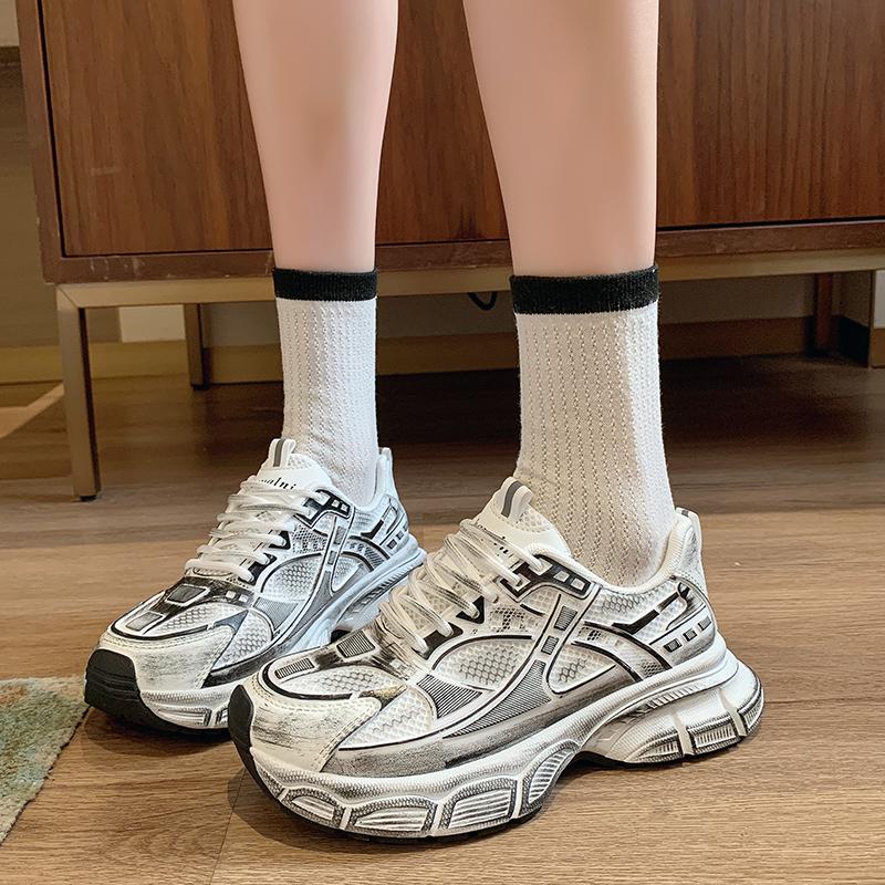 

Мода 2024 года. Осенняя мода. Новые женские удобные сетчатые дышащие однотонные кроссовки на шнуровке 40 белый