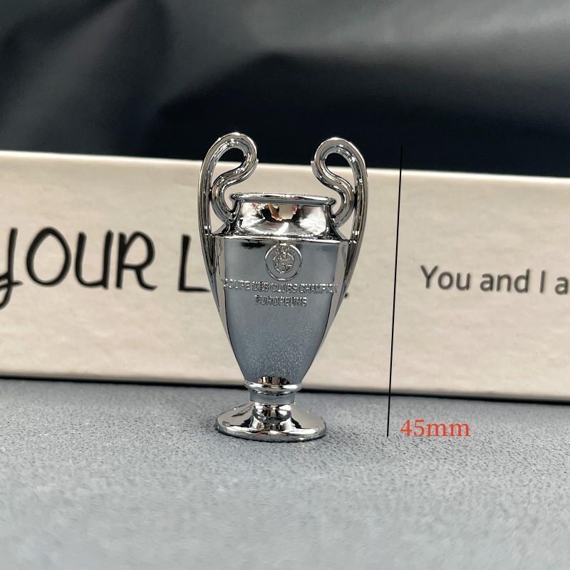 Exquisiter Schlüsselanhänger mit Weltmeisterschafts-Fußballtrophäe aus Zinklegierung, perfektes Erinnerungsgeschenk für Sportfans