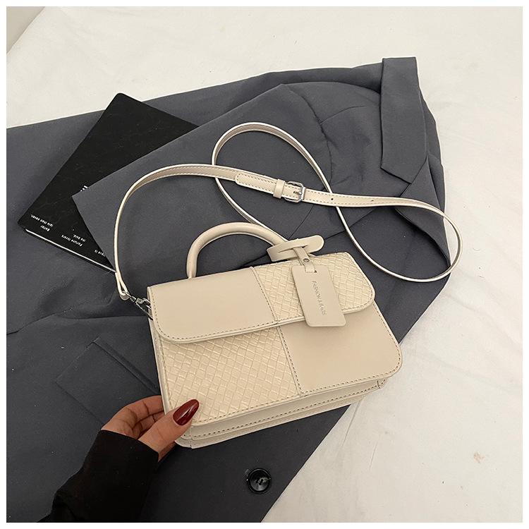 

Bag women s splicing texture niche design versatile messenger women s bag 2025 spring new flip small square bag women білий