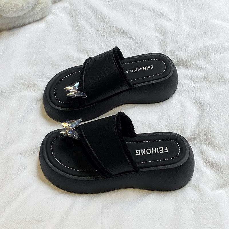 

Butterfly rhinestone platform slippers women s summer wear 2025 new high-end beach shoes toe flat support 35