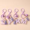 Modischer lila Quasten-Buchstaben-Schlüsselanhänger 26 Initialen Buchstaben Schlüsselring für Damen Mädchen Handtaschenanhänger DIY Handgefertigter Schmuck Geschenke