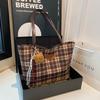 Autumn and winter retro large-capacity handbag women's 2025 new leisure commuter plaid college student class tote bag