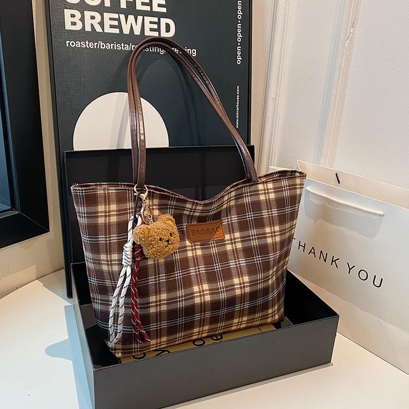 Autumn and winter retro large-capacity handbag women's 2025 new leisure commuter plaid college student class tote bag