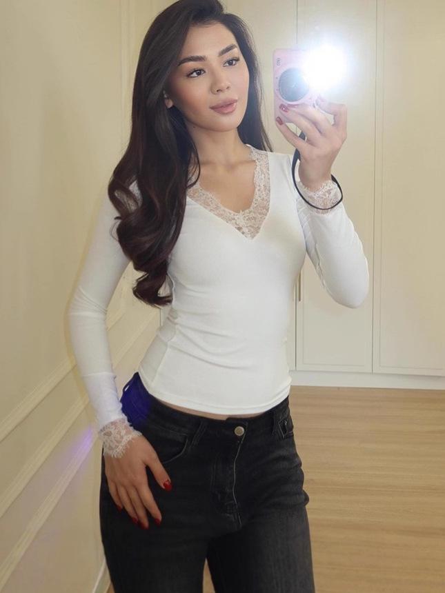 Pure Desire V-neck Lace Trim Long-sleeve Slimming Top for Women - Spring/Autumn Trendy Style