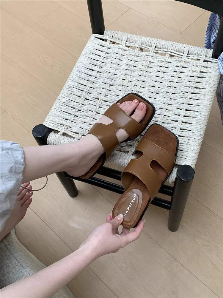 Design sense niche wedge heel slippers women's summer wear 2025 new high-end cool slippers vacation beach shoes