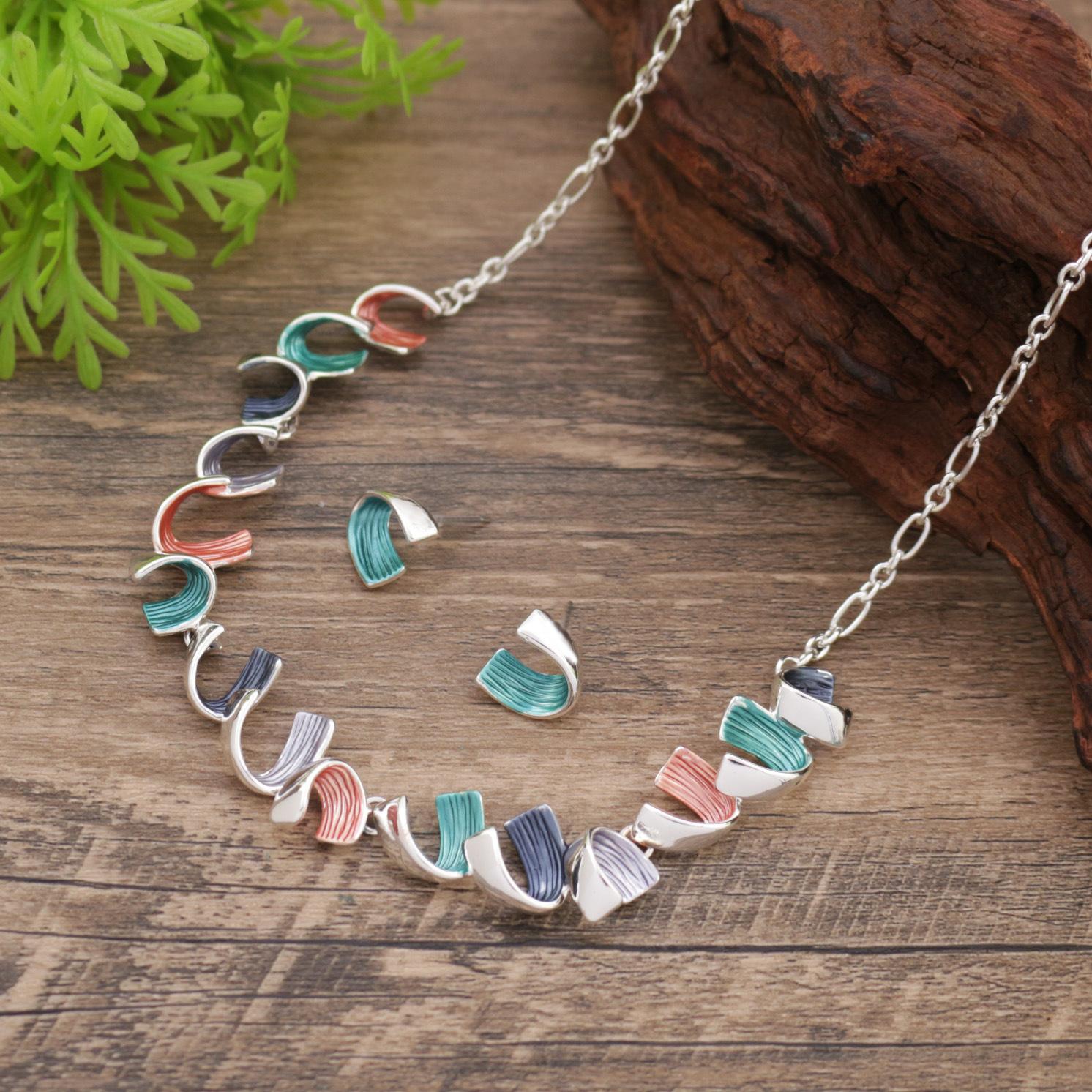 

Новый набор эмалевых цветных геометрических серег-гвоздиков и ожерелья, женское модное ожерелье в виде неправильной спирали с высоким чувством стиля