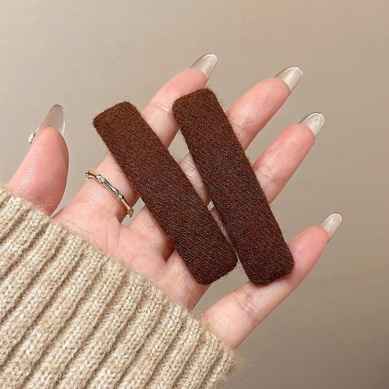 1 Pair Nordic Minimalist Velvet Hairpin with Vintage ,Suitable Daily Commuting,Romantic Dating, As A Temperament Headwear