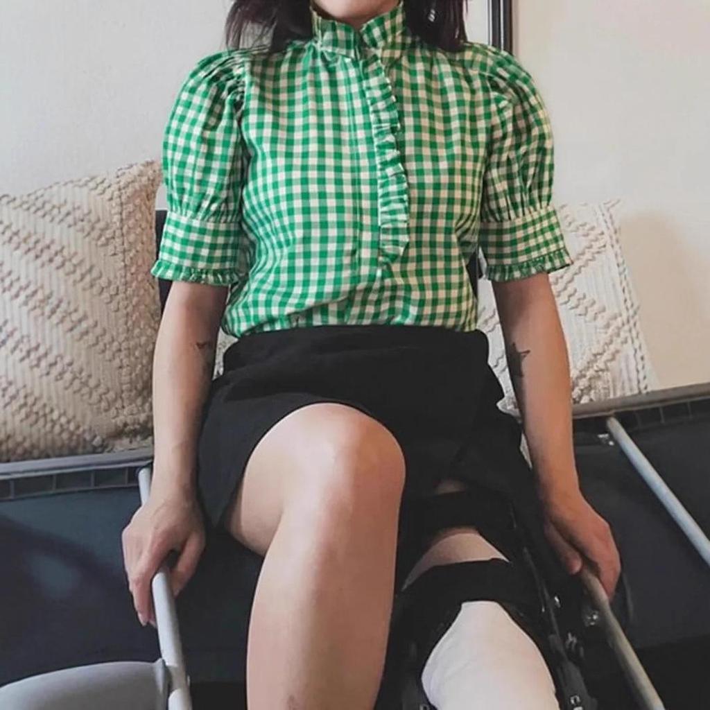 Kariertes Oberteil mit Rüschen und kurzen Ärmeln - Sommer-Mode-Essential für Damen