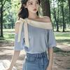 En ny T-skjorte i kinesisk stil med skrå hals og off-shoulder-topp som skjuler kroppen