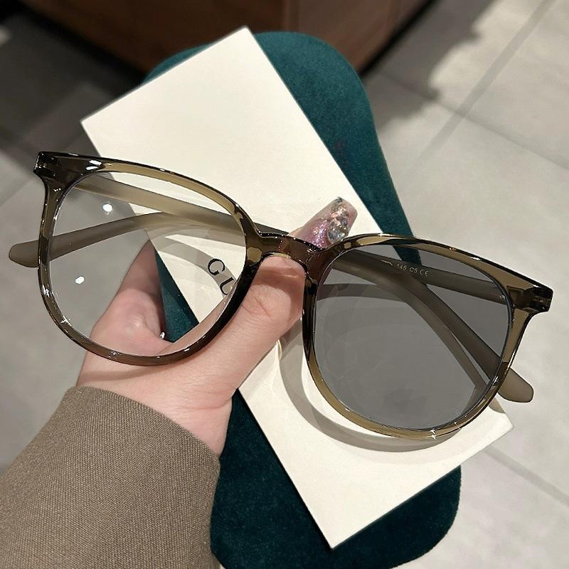 Pochromic Anti Radiation Glasses for Men and Women Simple Oval Anti-blue Transition Eyeglasses Outdoor Shade Sunglasses