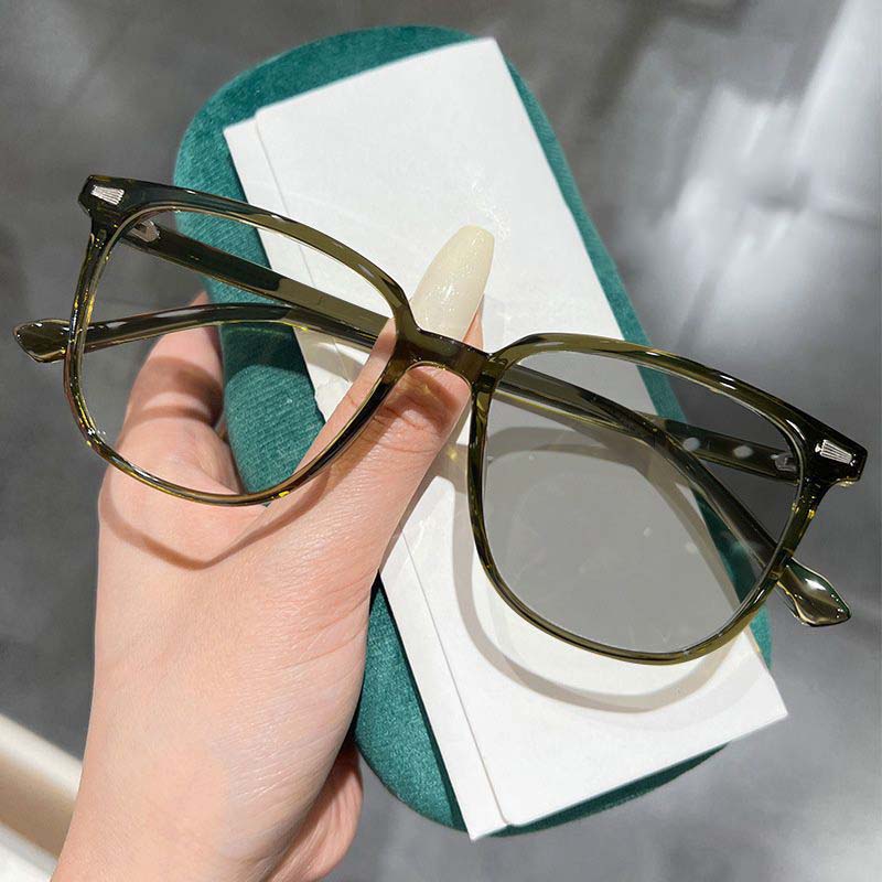 Color Changing Sunglasses Photochromic Blue Light Blocking Round Frame Eyewear for Women Myopia Computer Glasses