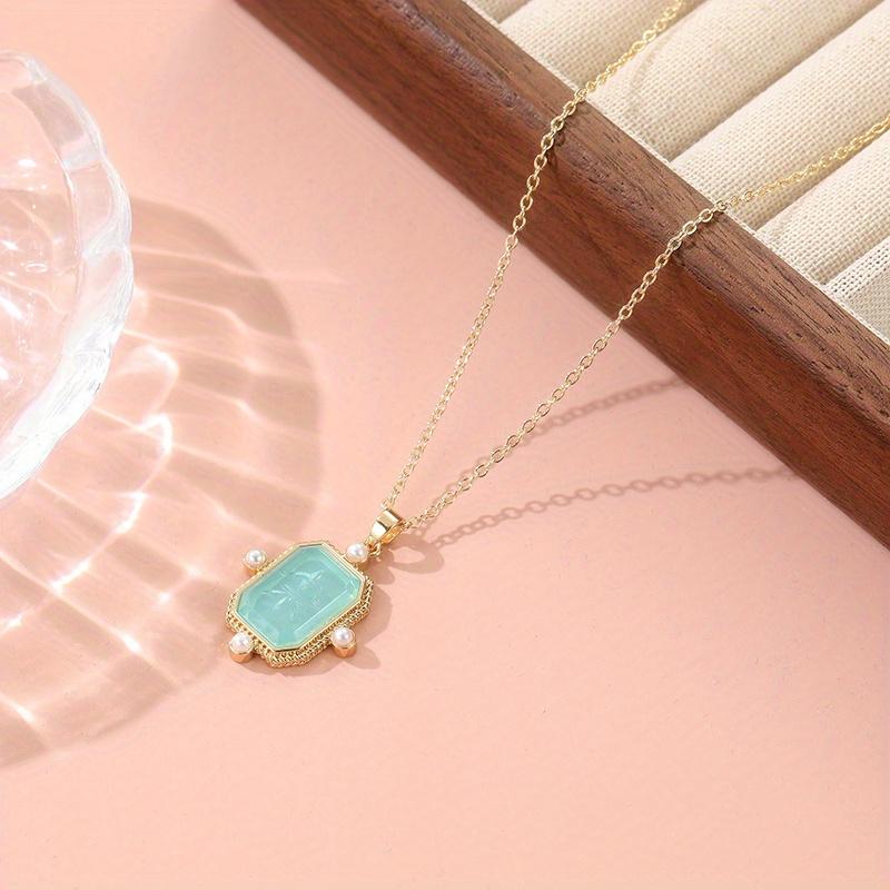 Exquisite and Elegant Square Pendant Necklace, Women's Retro Imitation Pearl Jewelry, Perfect Family Christmas Gift