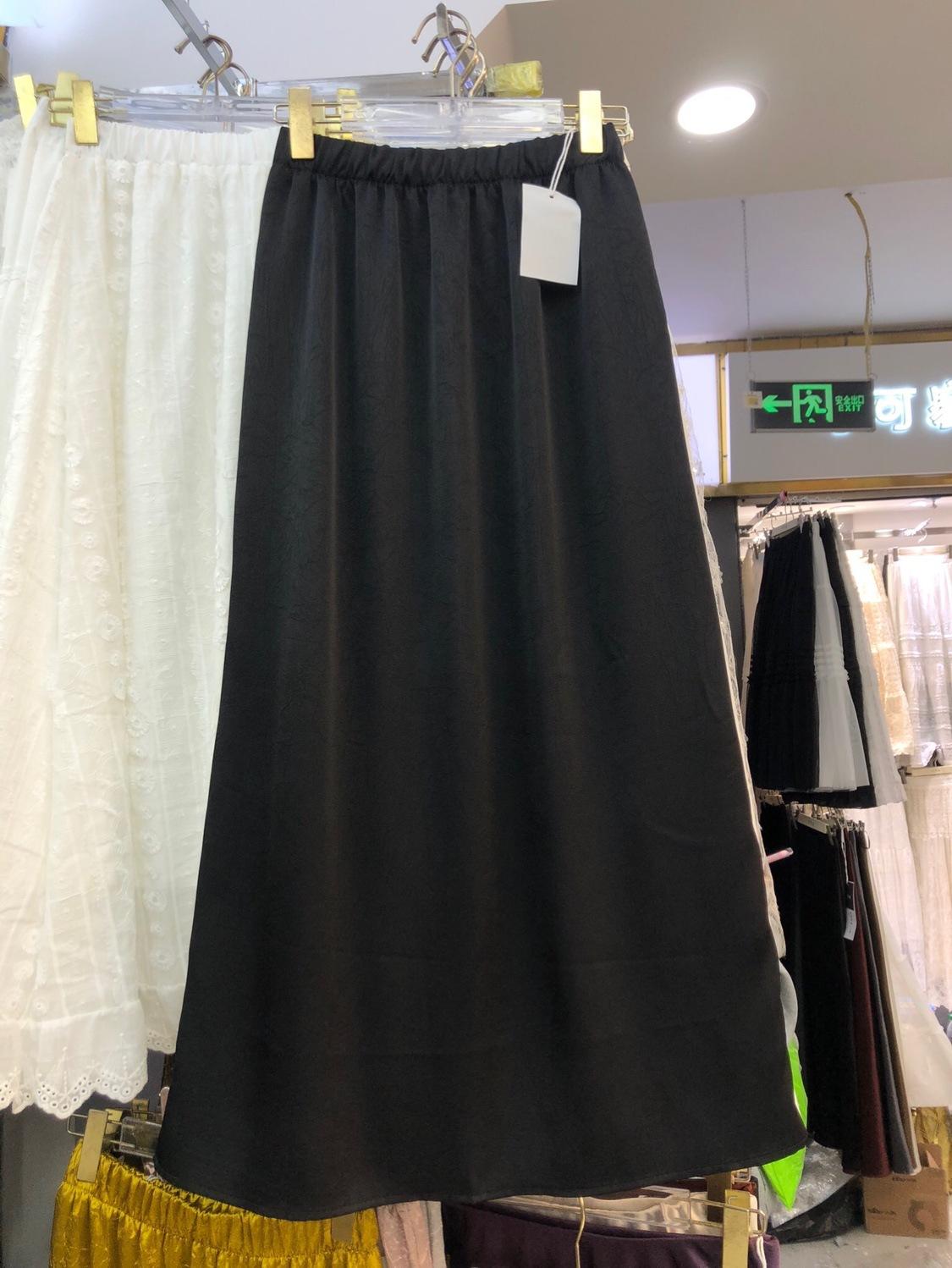 

Новая прямая юбка из глянцевого тисненого атласа в китайском стиле с разрезом сзади, юбка средней и длинной длины для ленивого ветра, весна и лето 2025 г. one size fits all