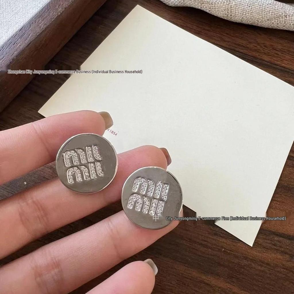 Mius zweireihige Kristall-Buchstaben 'Miu' Runde Kuchen-Steckohrringe: Süßer Stil für Damen und Mädchen