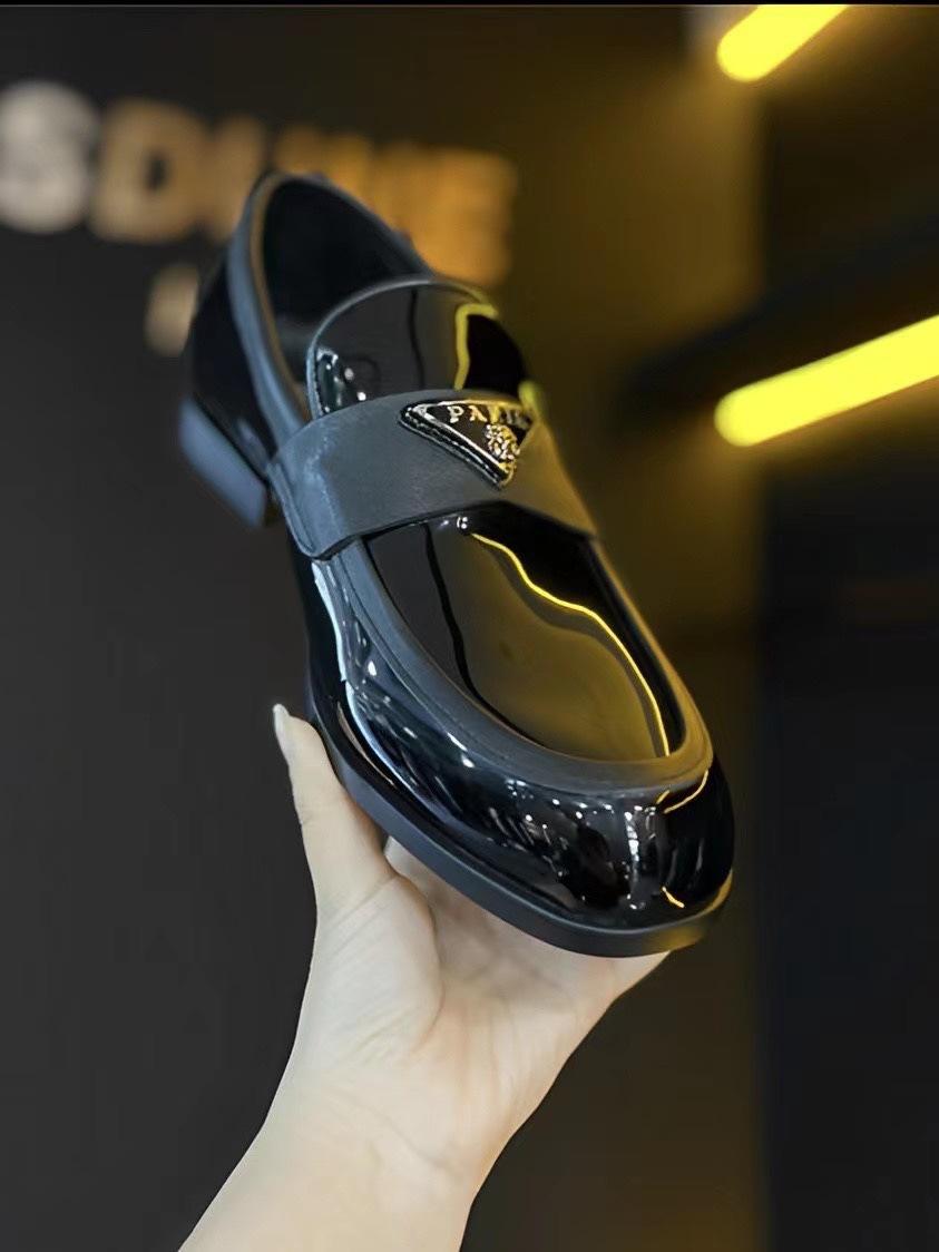 

Nightclub spirit guy trendy shoes Doudou shoes men s fashion patent leather shoes European station casual breathable one pedal loafers 44
