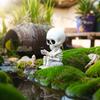 Angelnde Skelettstatue Halloween-Dekorationen, Niedliche sitzende Schädel-Figur Regalhocker Harzskulptur für Außen Garten Hof