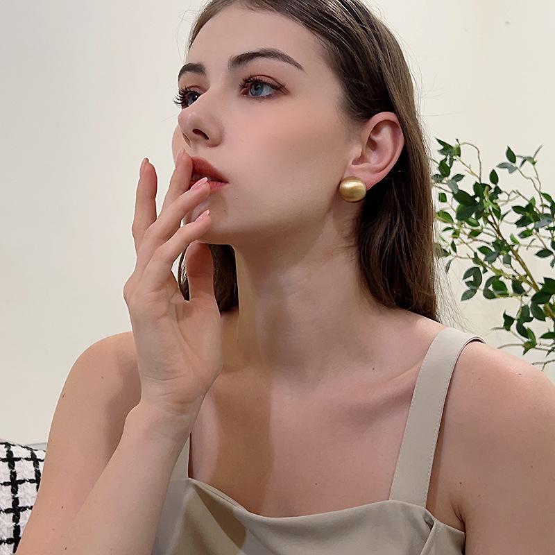 Yang Caiyu Stil Hohle Silberne Halbkreis-Ohrringe: Originell, Elegant, Schlichte Sommer-Ohrstecker