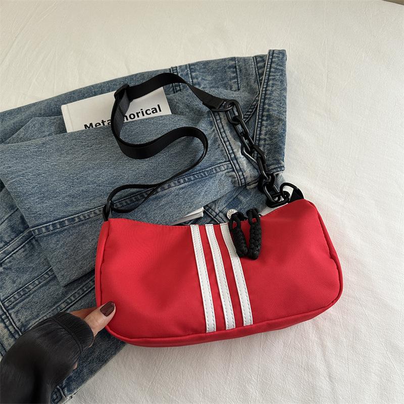 

Летняя летняя сумка через плечо из ткани Оксфорд, женская холщовая сумка 2025 года, новая спортивная сумка для фитнеса и отдыха, большая вместимость, через плечо красный
