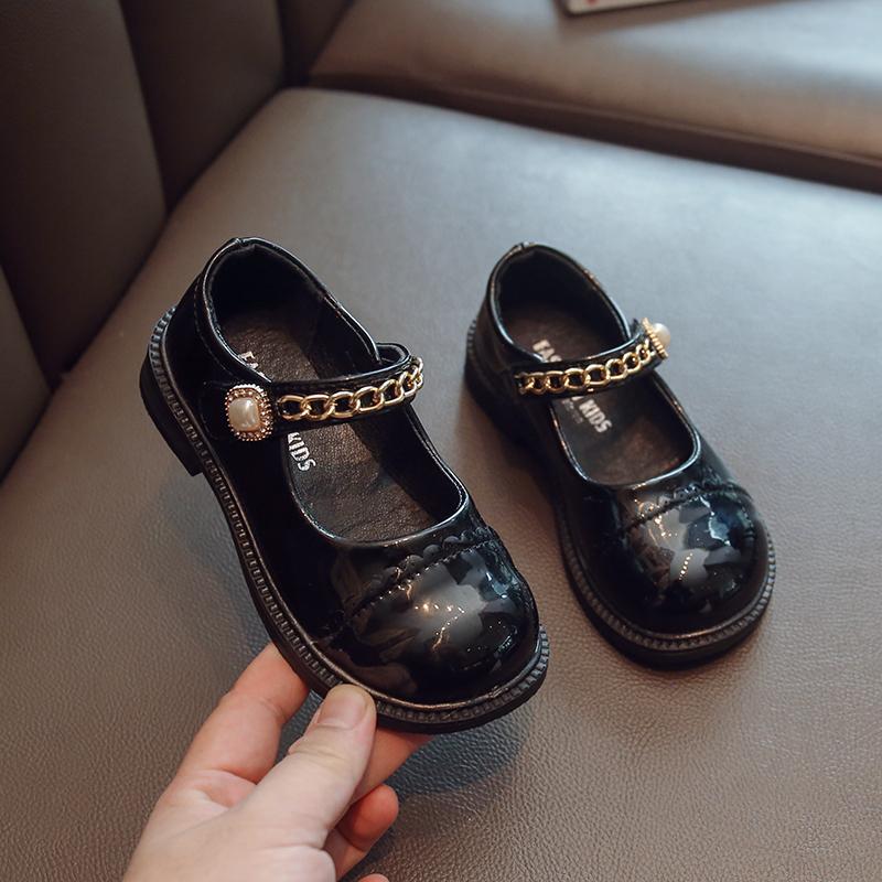 

Новые кожаные туфли для девочек 2024 года, универсальные, с цепочками и жемчугом, неглубокие, детские лоферы, детская обувь, мягкая, дышащая, крутая, глянцевая ПУ 26 чёрный