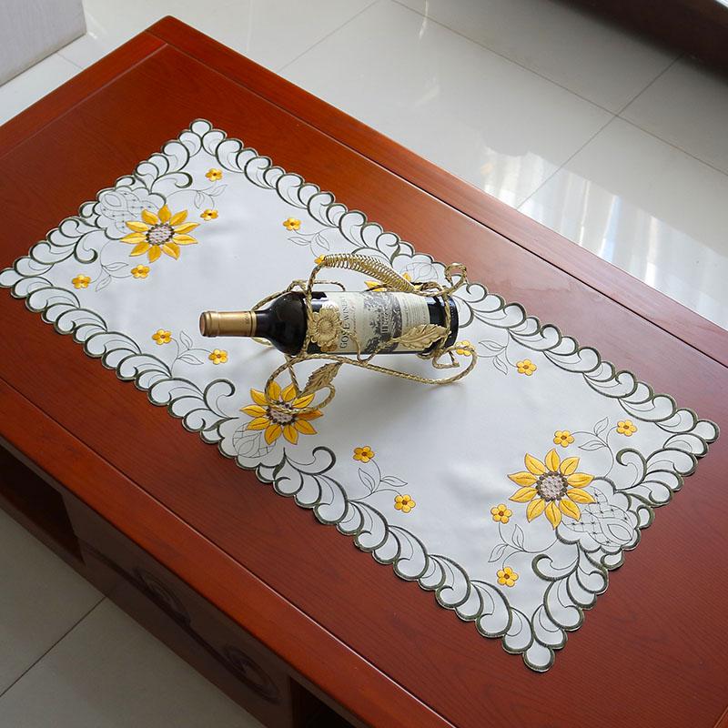 NEUE Hohl-Rosenblüten-Stickerei Tischläufer Stoffabdeckung Tischdecke Weihnachten Hochzeit Tischdekoration und Zubehör für Zuhause
