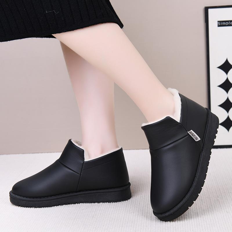 Winter Women's Fleece-Lined Thickened Short Boots, Slip-On Fashionable Casual Snow Boots, Comfortable Flat Shoes for Middle-Aged and Elderly People