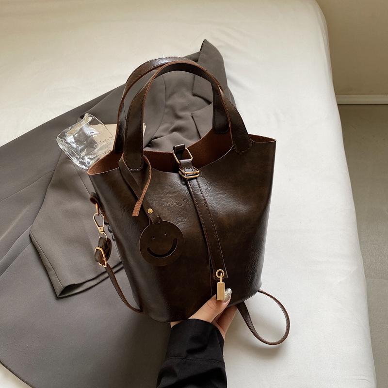 

Популярная в этом году текстурированная сумка женская осень 2025 новая повседневная сумка-мессенджер ретро портативная персонализированная сумка-ведро темно-коричневого