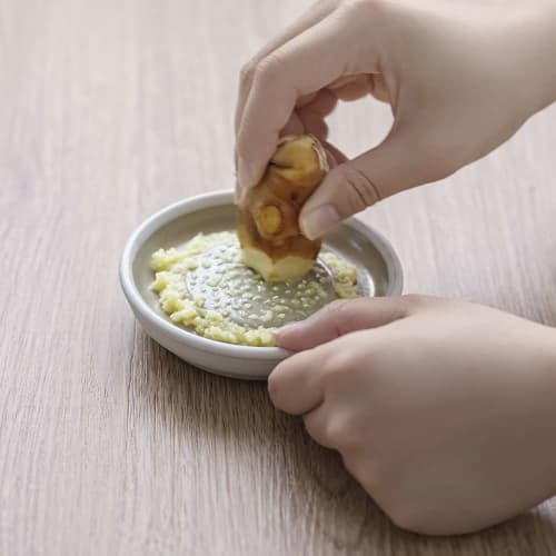 &NE Iwami-yaki Grater, Small, Hare to Ke x Motoshige, White, 10cm Diameter x 2cm Height, Made in Japan, Ceramic, One-Handed Grinding, Non-Slip, Microw