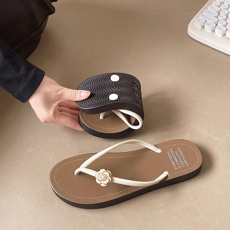 Sommerstil Blume Mode Vielseitige Sandalen Flip-Flops Designer Flache Hausschuhe Strand Damenschuhe Outdoor-Sandalen für Tourismus