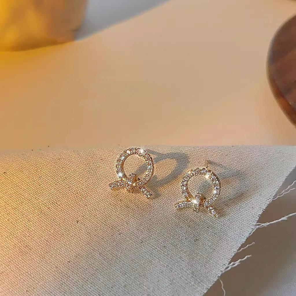 Orecchini a Cerchio Piccolo con Strass a Forma di Croce Orecchini Personalità Temperamento Orecchini da Ragazza Regalo alla Moda Accessori Eleganti da Donna Gioielli Classici